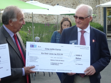 Remise par M. Oravec du chèque de 5000€ à C Michaud (Polio)